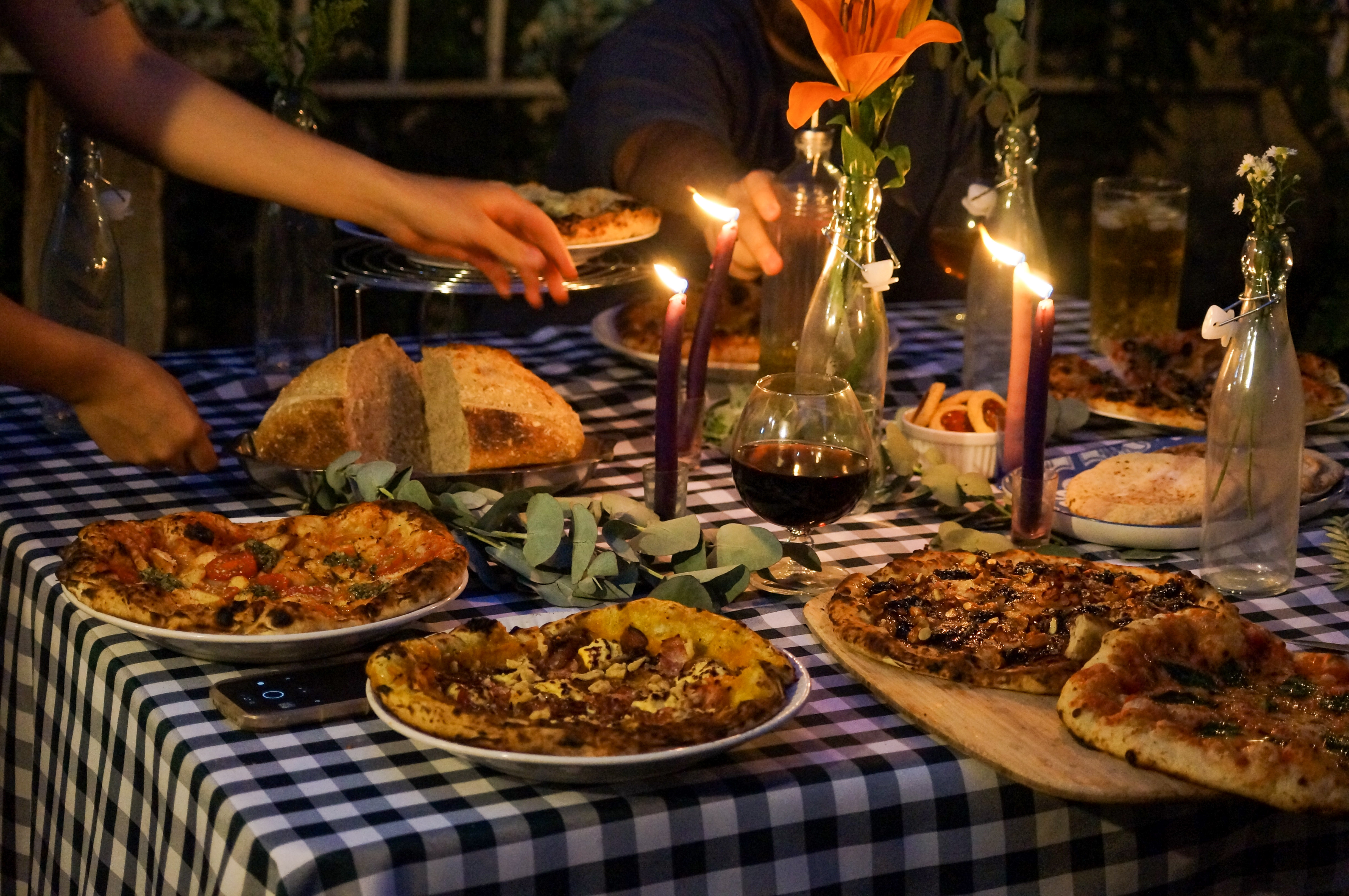 Mesa con pizzas y pan de masa madre Limbo